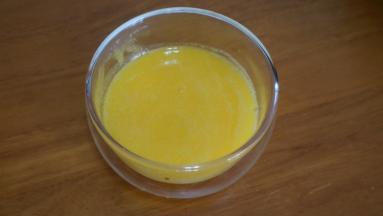 然后倒回奶锅中小火加热至稍许浓稠。过筛倒入碗中冷却