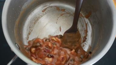 倒入坚果搅拌均匀