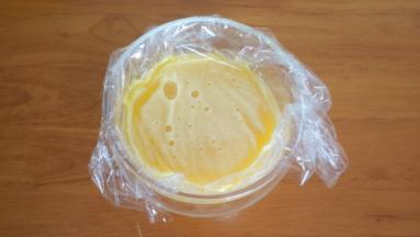 冷却的时候贴着蛋液表面盖保鲜膜