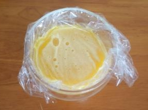 冷却的时候贴着蛋液表面盖保鲜膜
