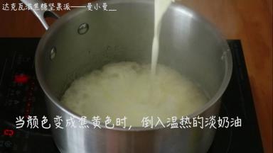 倒入温热的淡奶油