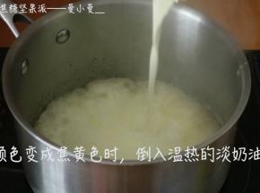 倒入温热的淡奶油
