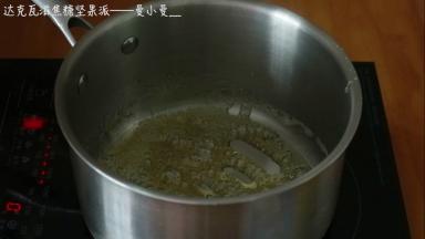 先将水和细砂糖加热至焦黄色
