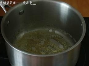 先将水和细砂糖加热至焦黄色
