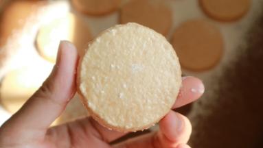 表面是一层薄薄的壳