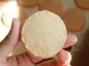 表面是一层薄薄的壳