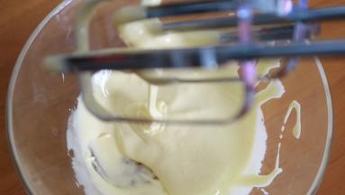 冷却好的蛋液倒入打蛋盆中打发至颜色变浅，蛋液浓稠纹路不易消失