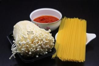 准备食材：金针菇、意面、番茄酱等；