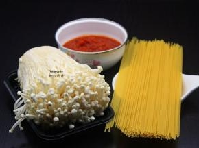准备食材：金针菇、意面、番茄酱等；