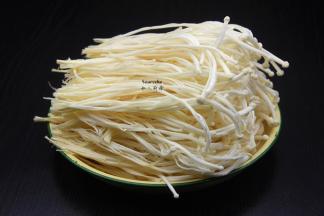 金针菇去头，撕开，洗净，捞出沥干水，待用；