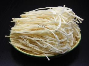 金针菇去头，撕开，洗净，捞出沥干水，待用；