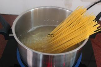 清水煮沸，放入意面煮熟；
