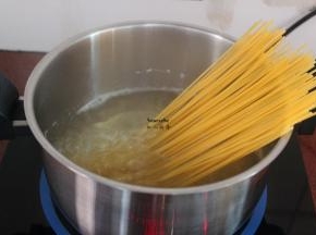 清水煮沸，放入意面煮熟；