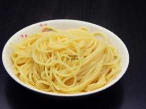 捞出意面，沥干水，放入一点油拌均；