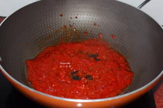 热锅，倒油，放入番茄酱炒热；