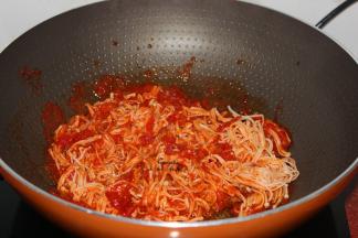 加入金针菇炒八成熟；