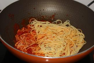 加入意面，翻炒；