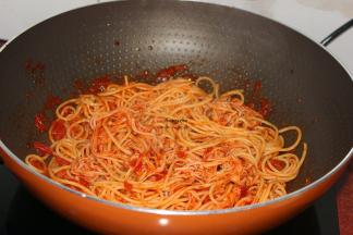 放盐、酱油，炒均即可。