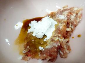 把生抽，白糖，料酒，淀粉搅拌均匀，腌制20分钟左右。热火凉油翻遍肉末，加入适量老抽翻遍上色后，倒出来备用。