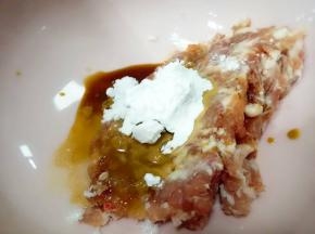 把生抽，白糖，料酒，淀粉搅拌均匀，腌制20分钟左右。热火凉油翻遍肉末，加入适量老抽翻遍上色后，倒出来备用。