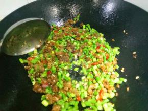 另起一锅，加油炒香葱姜蒜末，加入泰椒翻遍，倒入蒜台，肉末，炒下加入盐调味，愿意加鸡精的可以哦，我不吃所以没有加。