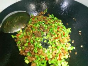 另起一锅，加油炒香葱姜蒜末，加入泰椒翻遍，倒入蒜台，肉末，炒下加入盐调味，愿意加鸡精的可以哦，我不吃所以没有加。