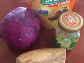 准备食材：鲜藕、紫甘蓝、果珍、桂花酱，白糖和白醋忘记拍在一起了