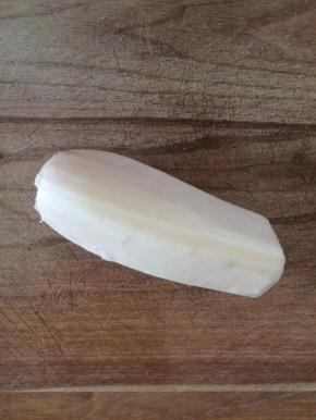 把藕洗净、去皮