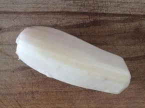 把藕洗净、去皮