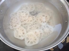 切好的藕片放入沸水中焯烫