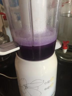 加水入榨汁机榨汁