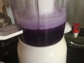 加水入榨汁机榨汁