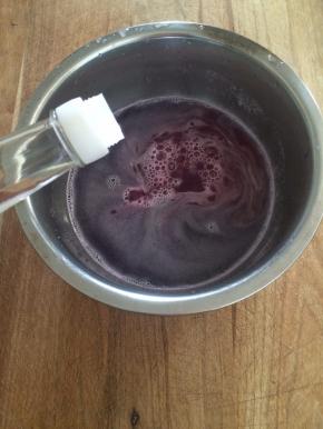 榨出的汁放入白醋，调出漂亮的颜色