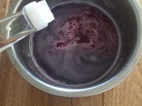 榨出的汁放入白醋，调出漂亮的颜色