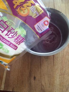 放入白糖调成酸甜口