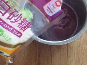 放入白糖调成酸甜口