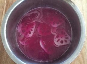 把焯烫好的藕片分出一半放入浸泡