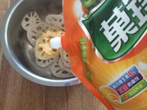 把果珍倒入另一半藕片