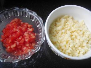 土豆及番茄均去皮，切成小粒