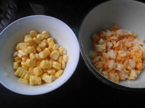 玉米剥粒洗净，芝士切成小粒备用