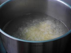 将锅中小米大火滚开