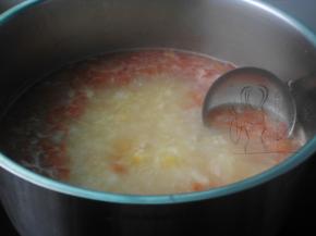 接着加入准备好的土豆粒、番茄粒、玉米粒和芝士粒，不停地搅拌，大火滚大概15分钟