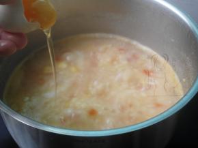 打入鸡蛋搅拌成蛋花