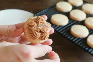 最后是组装，一片达克瓦滋上挤上黄油霜