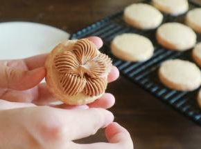 最后是组装，一片达克瓦滋上挤上黄油霜