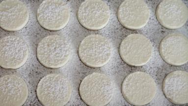 撒上第一层糖粉 以盖住面糊为标准 ，第一层糖粉吸收很快，拍照的时候已经吸收一半了