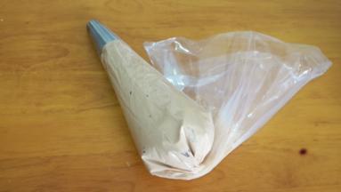 做好的黄油霜装入裱花袋备用