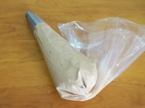 做好的黄油霜装入裱花袋备用