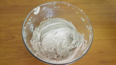 然后加入软化好的黄油搅打顺滑，再加入能多益酱搅打顺滑