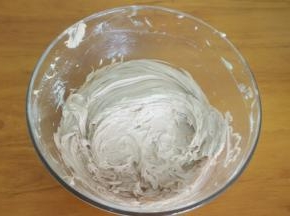 然后加入软化好的黄油搅打顺滑，再加入能多益酱搅打顺滑